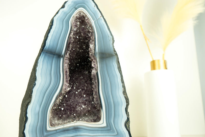 Seltene blau-weiße Spitzenachat-Geode mit gestreiften Bändern und Amethyst-Druzy