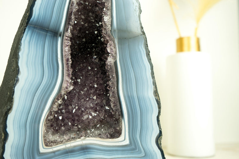 Seltene blau-weiße Spitzenachat-Geode mit gestreiften Bändern und Amethyst-Druzy