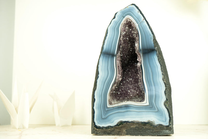 Seltene blau-weiße Spitzenachat-Geode mit gestreiften Bändern und Amethyst-Druzy