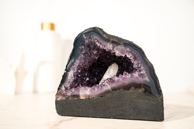 Kleine dunkelviolette Amethyst-Geode mit Kalzit-Einschluss – 4 Pfund