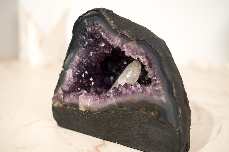 Kleine dunkelviolette Amethyst-Geode mit Kalzit-Einschluss – 4 Pfund