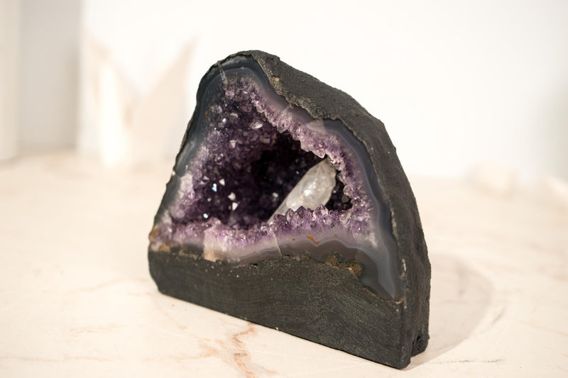 Kleine dunkelviolette Amethyst-Geode mit Kalzit-Einschluss – 4 Pfund