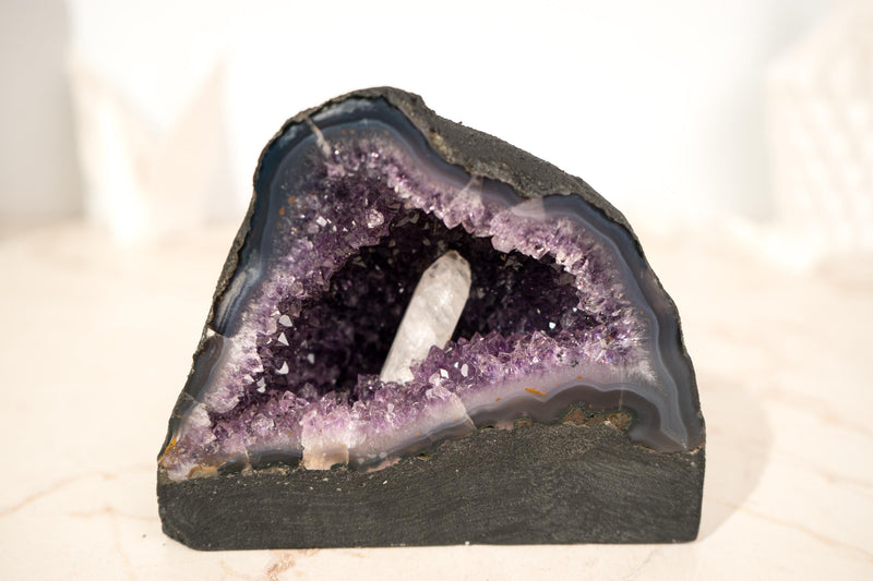 Kleine dunkelviolette Amethyst-Geode mit Kalzit-Einschluss – 4 Pfund