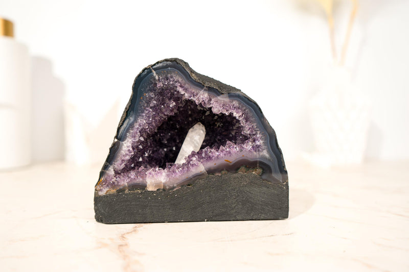 Kleine dunkelviolette Amethyst-Geode mit Kalzit-Einschluss – 4 Pfund