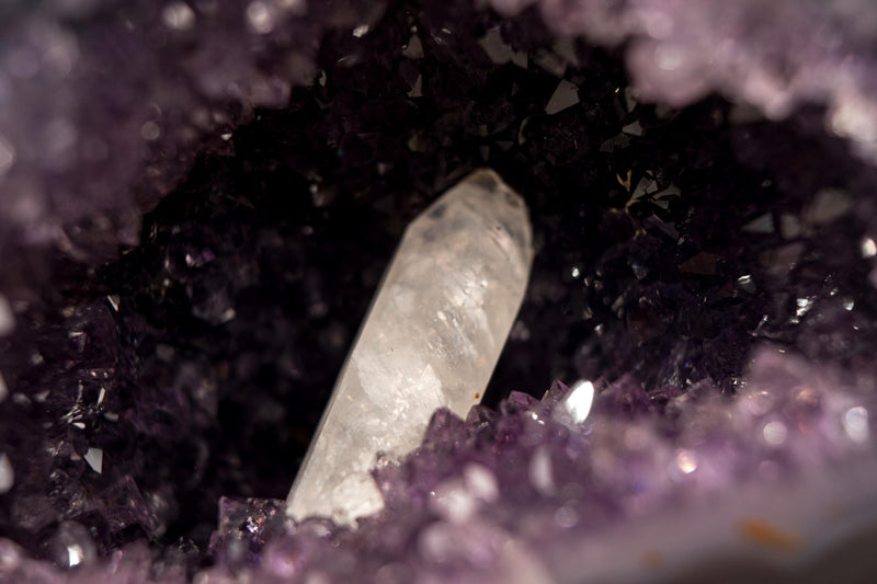 Kleine dunkelviolette Amethyst-Geode mit Kalzit-Einschluss – 4 Pfund