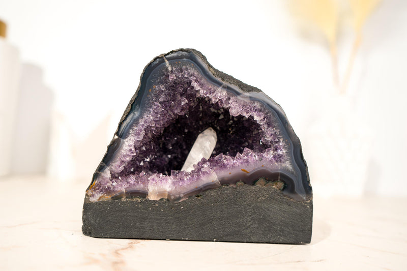 Kleine dunkelviolette Amethyst-Geode mit Kalzit-Einschluss – 4 Pfund