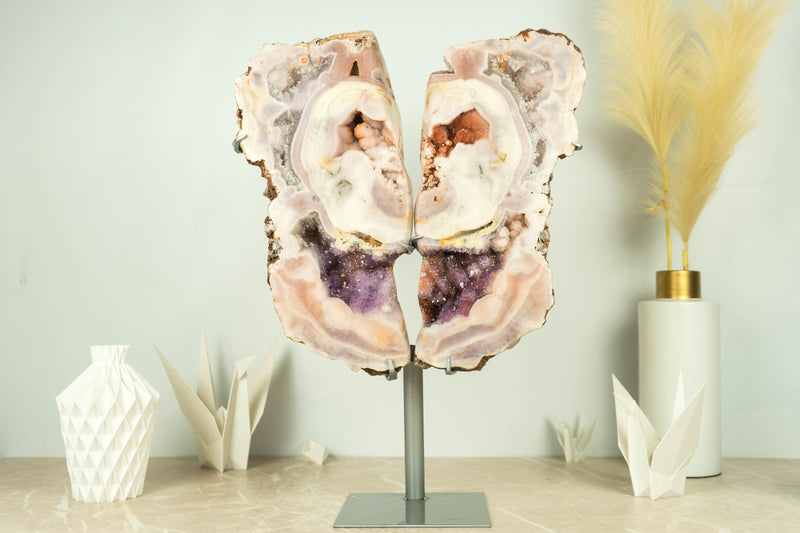 Rosa Amethyst-Geode in Galeriequalität mit seltenem roten und violetten Amethyst-Drusenstein