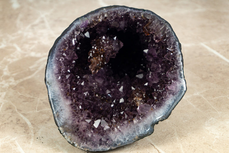 Kleine Amethyst-Geodenhöhle mit goldener Goethit-Rosettenblume