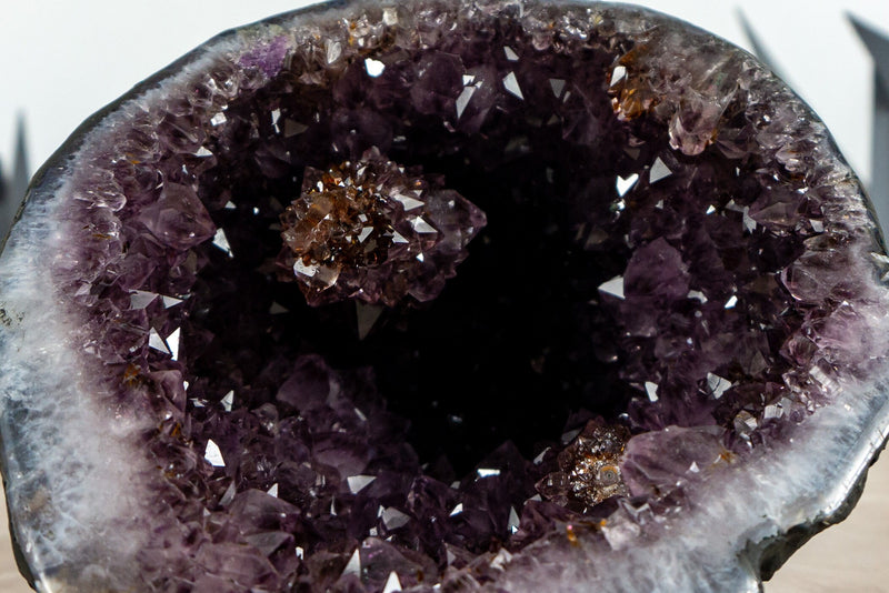 Kleine Amethyst-Geodenhöhle mit goldener Goethit-Rosettenblume