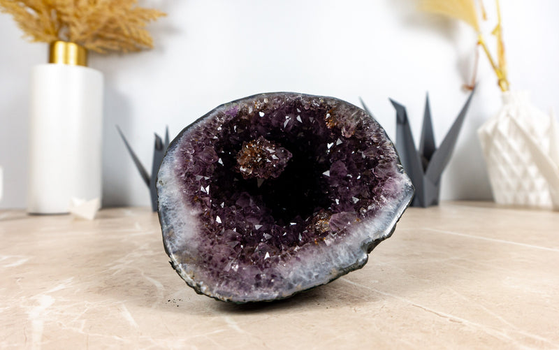 Kleine Amethyst-Geodenhöhle mit goldener Goethit-Rosettenblume