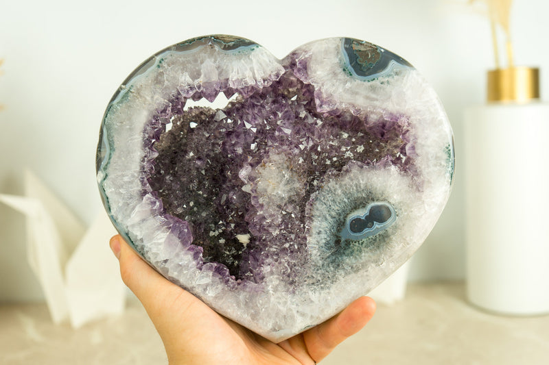 Seltenes Achatherz mit glänzendem, tiefviolettem Amethyst-Druzy