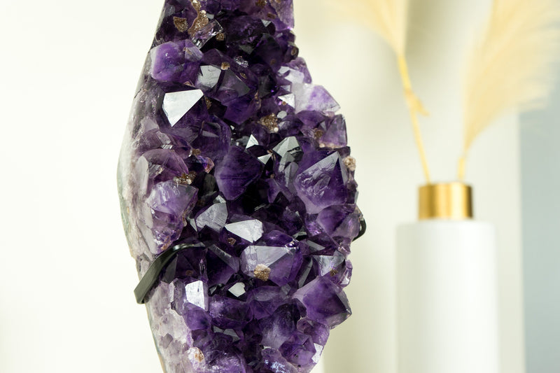 Hoher Amethyst-Cluster mit großem violetten Amethyst-Drusenstein (AAA) und goldenem Goethit