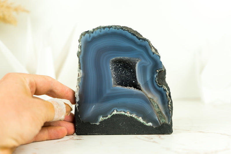 Kleine natürliche dunkelblaue Spitzenachat-Geode mit blauen Achatbändern, ethisch bezogen