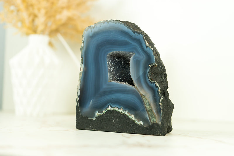 Kleine natürliche dunkelblaue Spitzenachat-Geode mit blauen Achatbändern, ethisch bezogen