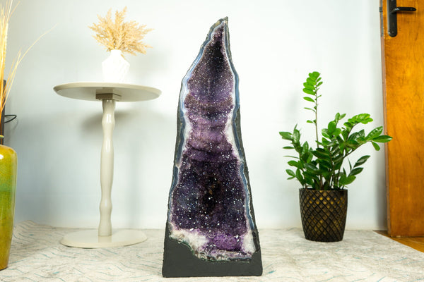 Seltene große Amethyst-Geodenkathedrale auf gebändertem Achat, mit violettem Galaxie-Amethyst und Kronenformationen