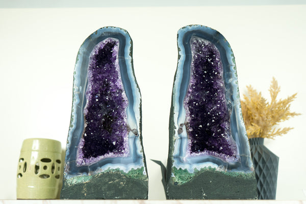 Buch-Matching-Paar seltener weißer und blauer Spitzenachate mit dunkelvioletten Amethyst-Geoden