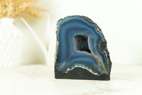 Kleine natürliche dunkelblaue Spitzenachat-Geode mit blauen Achatbändern, ethisch bezogen