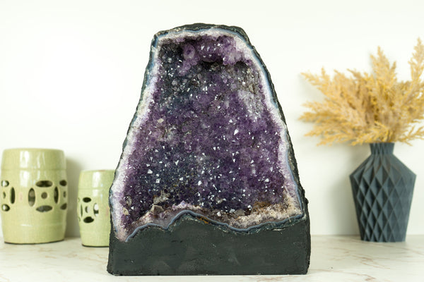 Seltene Amethyst-Kathedralgeode auf gebändertem Achat, mit lila Amethyst mit goldenem Goethit