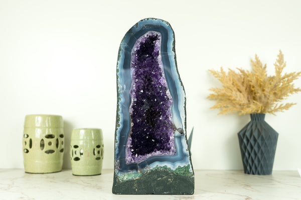 Seltener weißer und blauer Spitzenachat mit dunkelvioletter Amethystgeode, 14 Zoll hoch