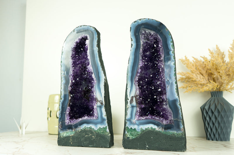 Buch-Matching-Paar seltener weißer und blauer Spitzenachate mit dunkelvioletten Amethyst-Geoden