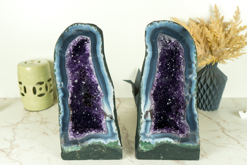 Buch-Matching-Paar seltener weißer und blauer Spitzenachate mit dunkelvioletten Amethyst-Geoden