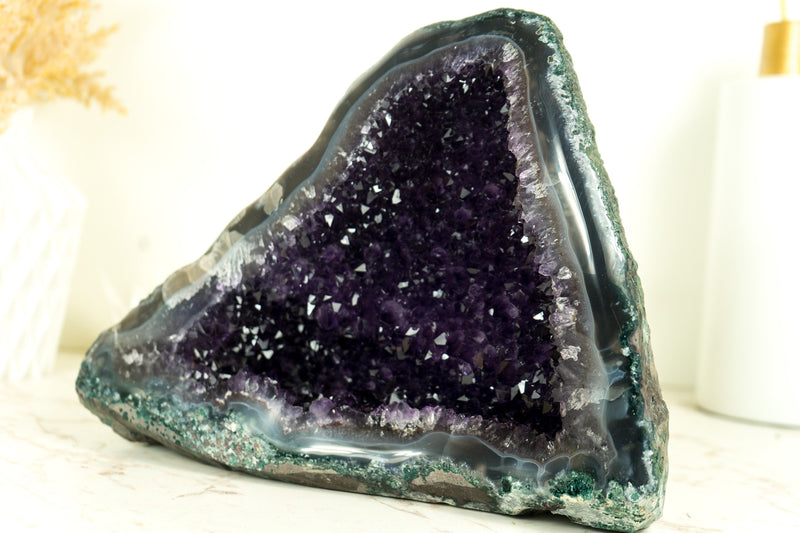 Alle natürlichen Amethyst-Geode mit tiefvioletter Amethyst-Druse und blauer Spitzenachat-Matrix