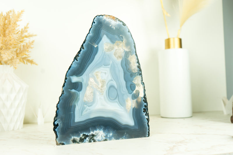 Seltene natürliche blaue Spitzenachat-Geode mit Calcit-Einschlüssen, selbststehend