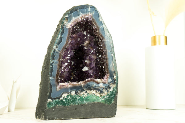 Natürliche blau gebänderte Achat-Geode mit seltener tiefvioletter Amethyst-Krone