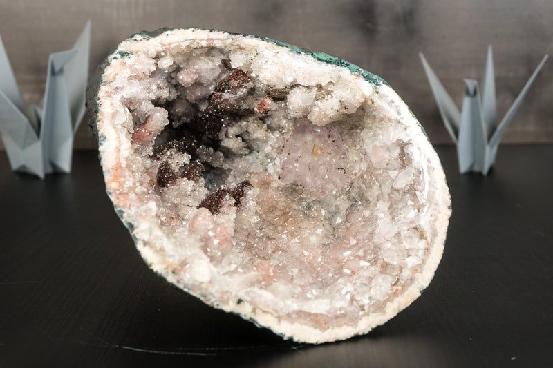 Amethyst-Geode in Galeriequalität mit Hämatit nach Calcit-Punkten