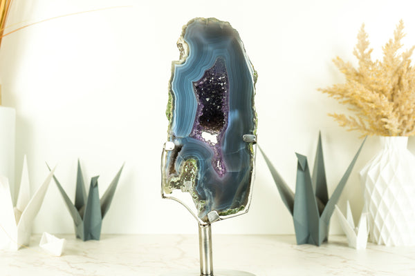 Natürliche blau gebänderte Achat-Geode mit tiefviolettem Amethyst-Druzy auf Ständer