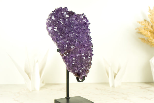 Glänzender Amethyst-Blütenhaufen mit funkelnden violetten Amethyst-Drusen und goldenen Goethit-Einschlüssen auf Ständer – 4,0 kg – 8,7 lb