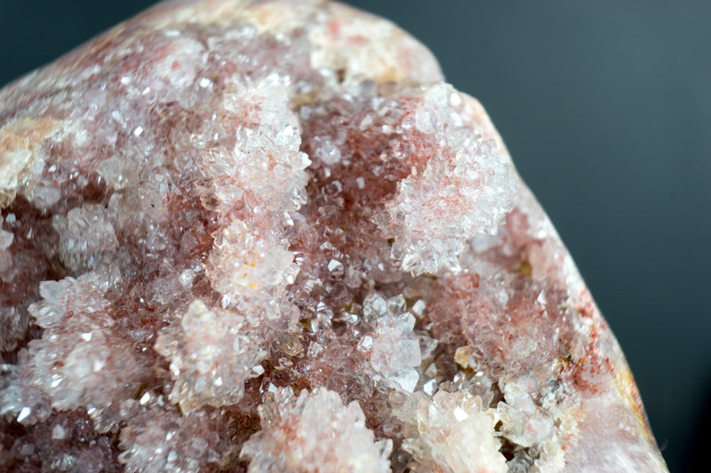 Rosa Amethyst-Geodencluster mit glänzendem roten, rosa und weißen Amethyst-Druzy