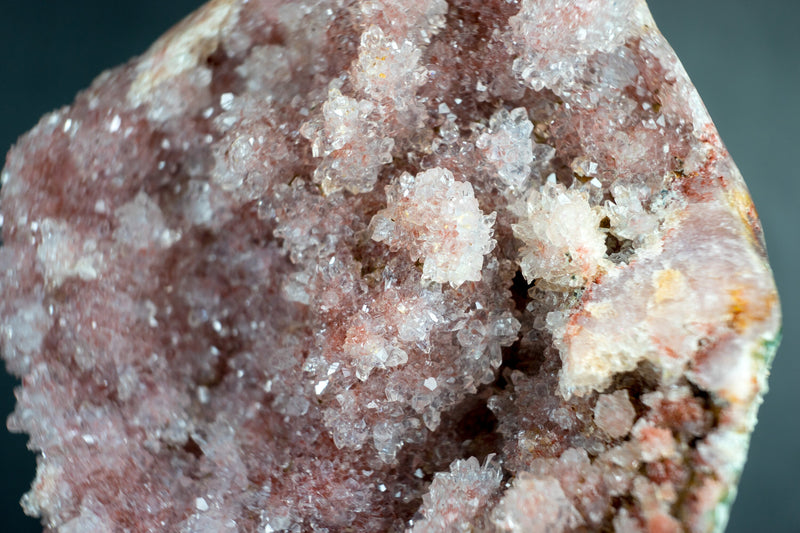 Rosa Amethyst-Geodencluster mit glänzendem roten, rosa und weißen Amethyst-Druzy